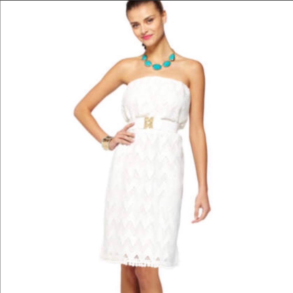 Sleeveless dress in white lace